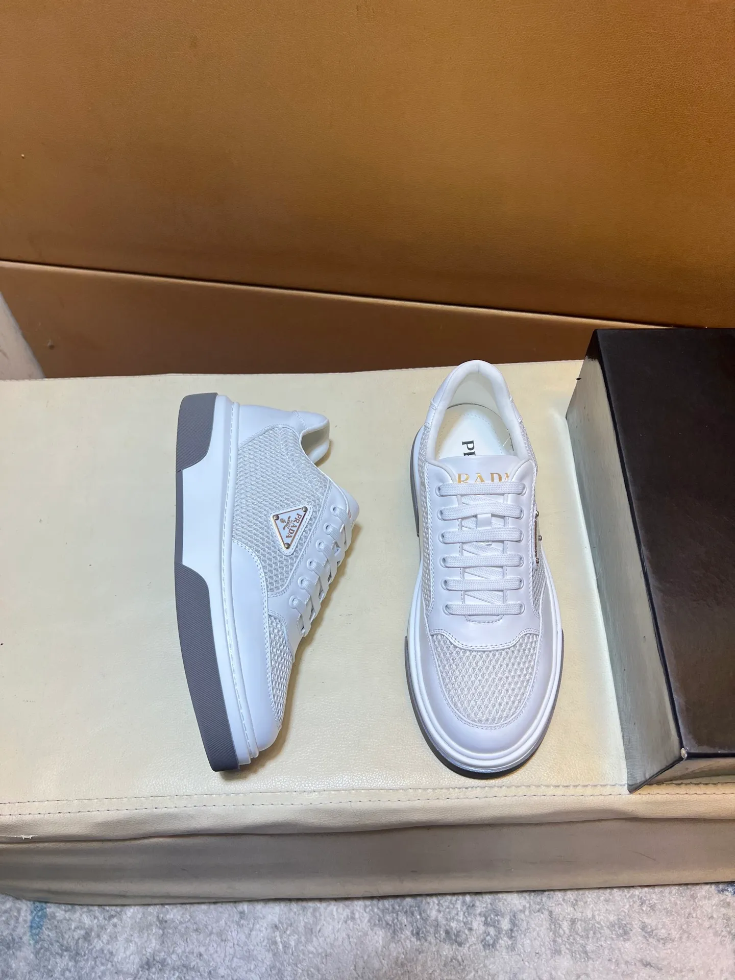 pp560💰👑👑《PRADA》【Classic Original Version】Prada: Top 🔝 Purchasing Agent 🔍🔍Sold at the latest men’s counter simultaneously, imported high-quality original version from Italy 🇮🇹: 🔝Brand silk calfskin·Shoe height, brand logo·Brand high mercerized canvas cloth·Tongue screen printing Brand logo: Prominent (high-end, extravagance, class), exquisite workmanship (imported Italian 🇮🇹 water-based mesh lining, 🐂cowhide feet), soles: original soles specially provided by the original factory, double-layer movable molding: transparent air cushion bottom, environmentally friendly, wear-resistant, ultra-light, comfortable, 🌲🌲🌲, real-life photos 🎬The real ones are more beautiful Flying code number 38-44